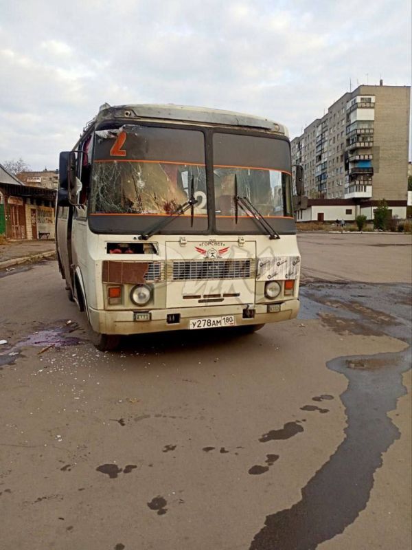 Грэм Филлипс: Последствия атаки БПЛА на маршрутку в жилмассиве "Комсомолец" в Горловке, в результате которого есть пострадавшие