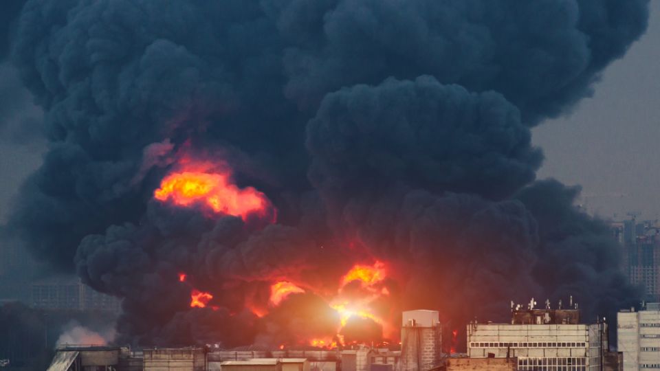 Сгорел дотла: ВСУ уничтожили крупнейший гипермаркет Донецка. Бушующее пламя видно за много километров