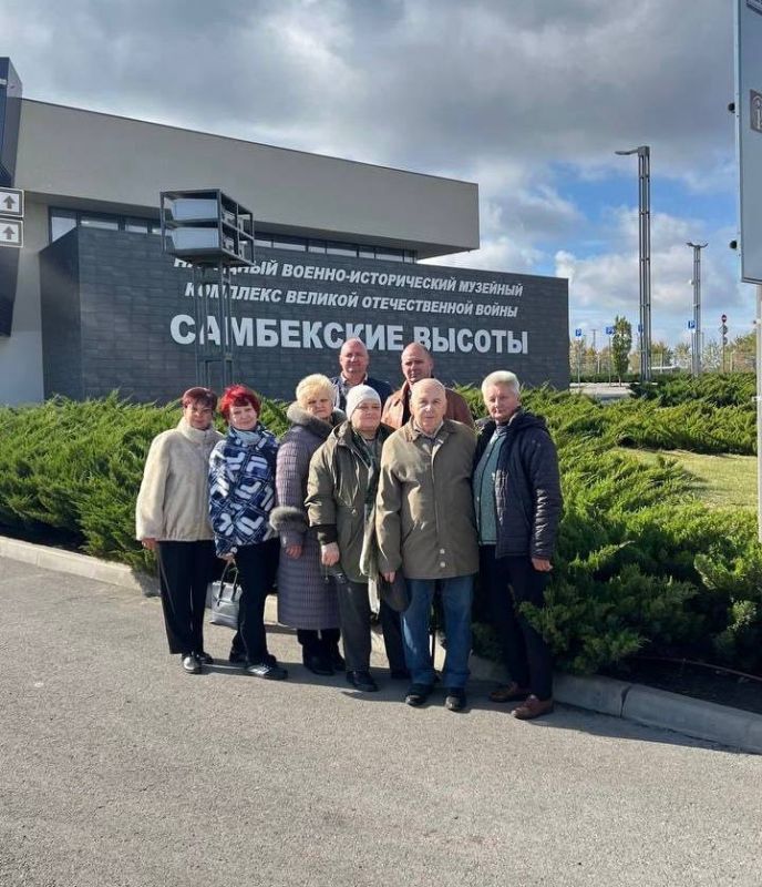 Депутаты Народного Совета ДНР Игорь Матрус и Павел Минаков организовали для активистов Совета ветеранов города Макеевки поездку в народный военно-исторический комплекс «Самбекские высоты»