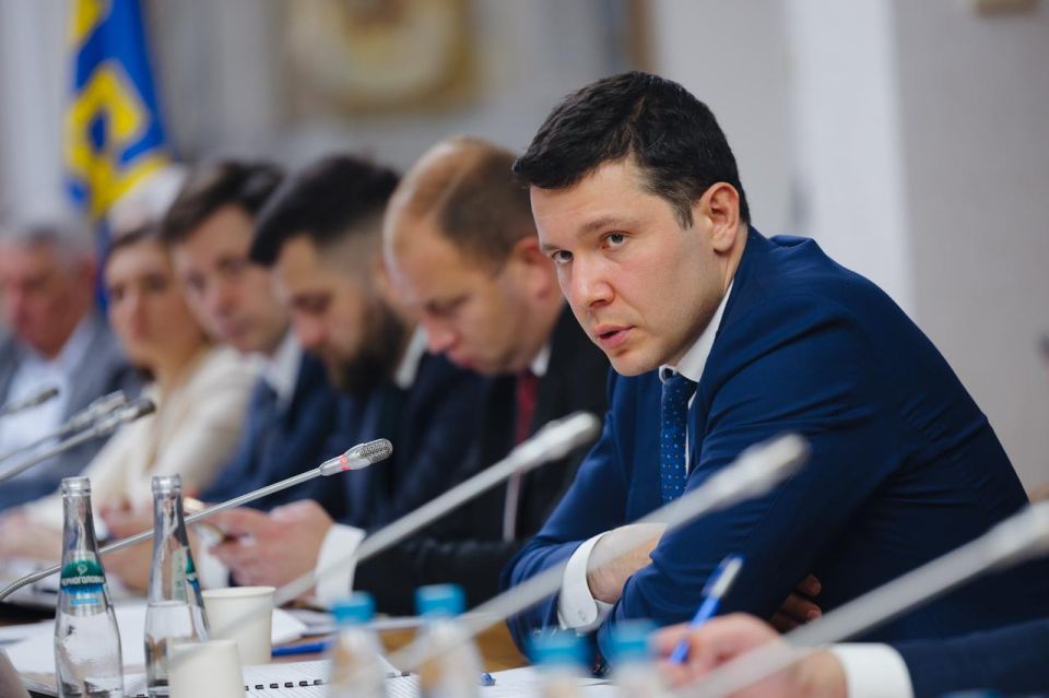 Андрей Крамар: Накануне, проводив в обратную дорогу наших севастопольских соратников, вернулся в Народный Совет, чтобы по видеосвязи принять участие во встрече думской фракции ЛДПР под руководством Председателя партии...