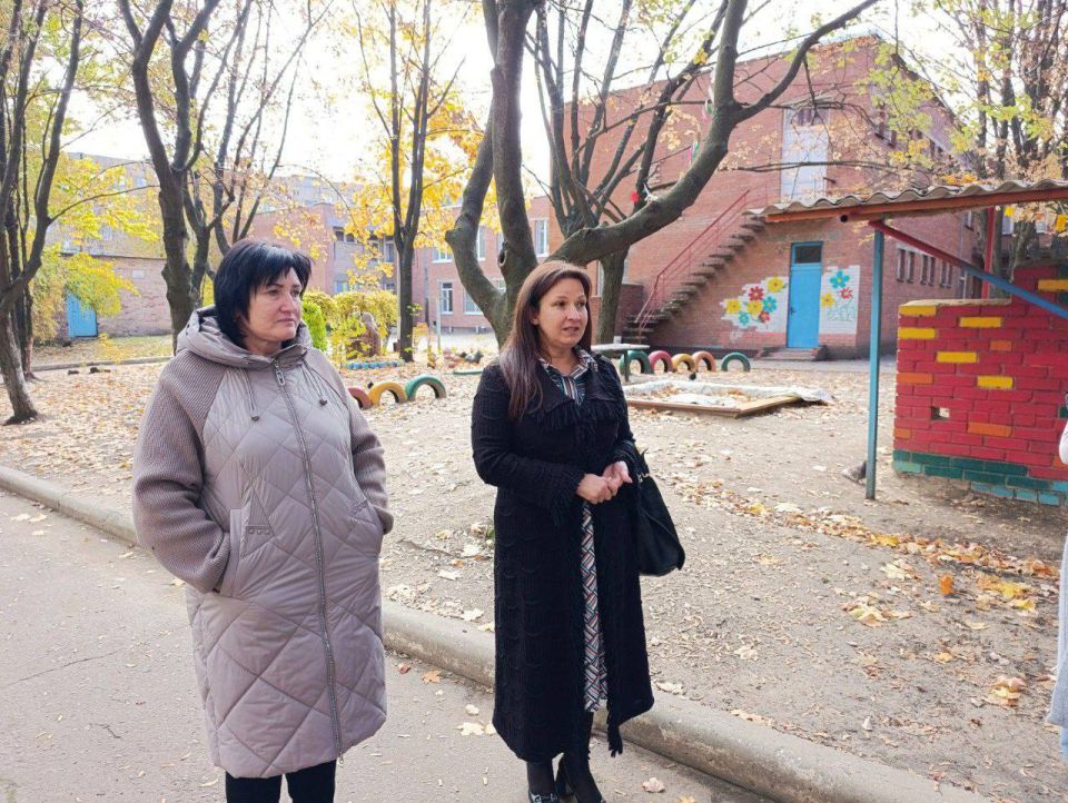 Михаил Меренков: Первый заместитель руководителя Управы Буденновского внутригородского района Елена Булавицкая совместно с депутатом Донецкого городского совета Татьяной Жуковой встретились с трудовым коллективом ГКДОУ...