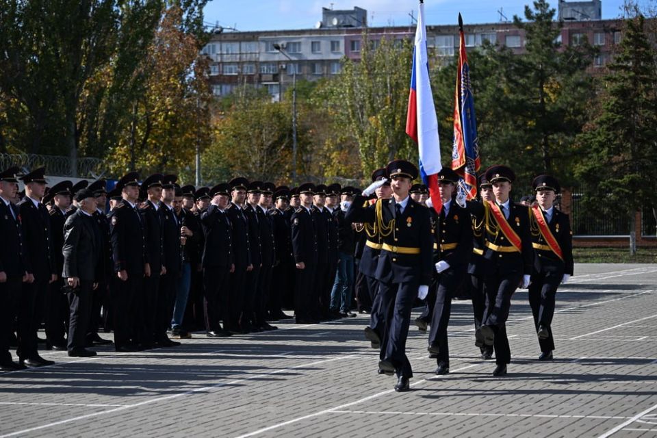 Глава ДНР Денис Пушилин совместно с министром внутренних дел по ДНР генерал-лейтенантом полиции Павлом Гищенко и начальником Волгоградской академии МВД России генерал-майором полиции Романом Павленковым вручили офицерские...