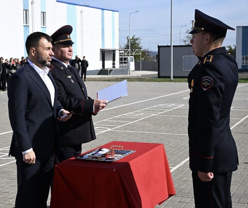 Денис Пушилин вручил первые офицерские погоны слушателям Донецкого филиала Волгоградской академии МВД России