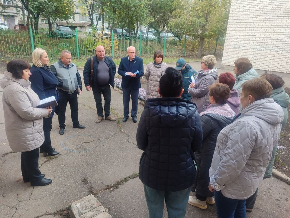 Сегодня, 15 октября, руководитель Управы Калининского внутригородского района Администрации городского округа Донецк Елена Синецкая провела встречу с трудовым коллективом ГКДОУ "Детский сад № 318 г.о. Донецк"