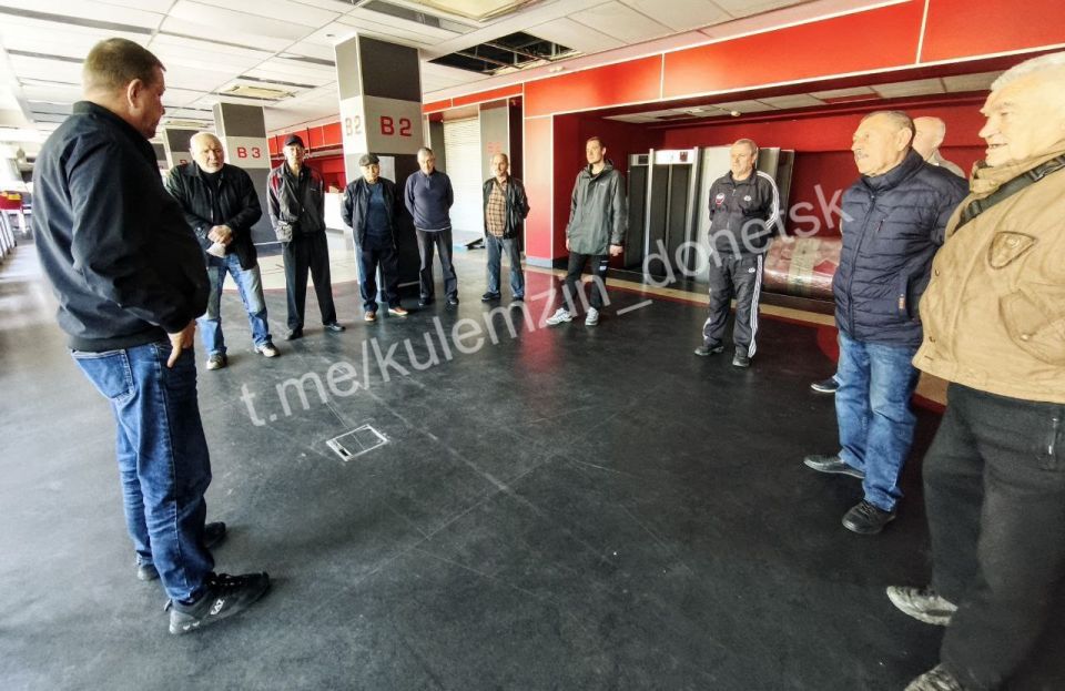 В Калининском районе состоялась встреча заместителя главы администрации г.о. Донецк с работниками Дворца спорта «Дружба»