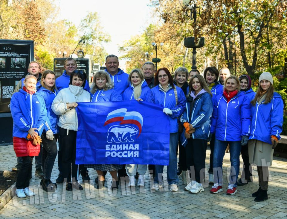 Алексей Кулемзин: Принял участие в еженедельной экологической акции «Чистый четверг», в рамках которой вместе с сотрудниками Управы Ворошиловского района высадили 100 кустов роз, а также около 450 деревьев и кустарников