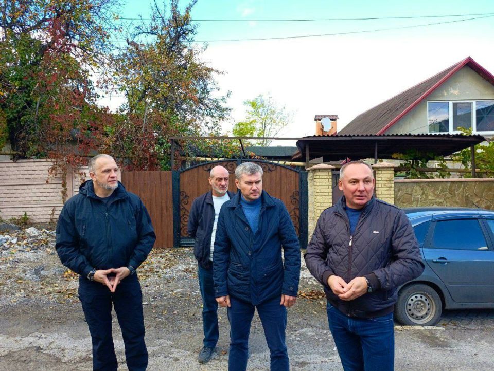 Михаил Меренков: В рамках проекта "Управдом", совместно с депутатами Народного Совета Юрием Леоновым и Донецкого городского совета Николаем Тимченко встретились с жителями района по улице Автомобилистов