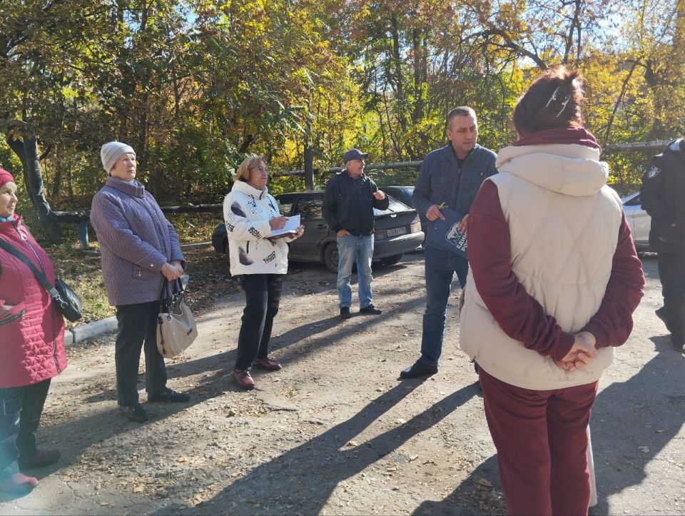 Сегодня, 16 октября 2025 года, по поручению Главы Республики Дениса Пушилина, заместитель руководителя Управы Роман Гладких провел встречу с жителями по адресу: ул. Флотская, 1