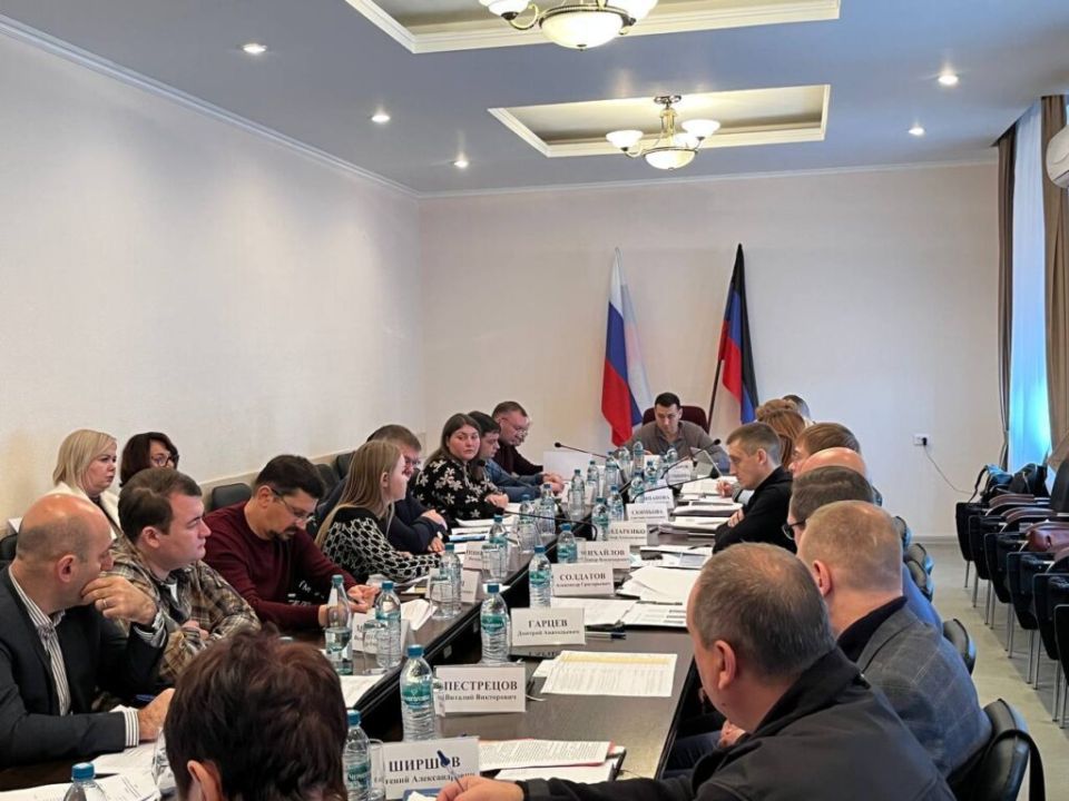 Под председательством замминистра строительства и ЖКХ РФ Алмаза Хусаинова в Правительстве Донецкой Народной Республики прошло совещание по вопросам социально-экономического развития региона.