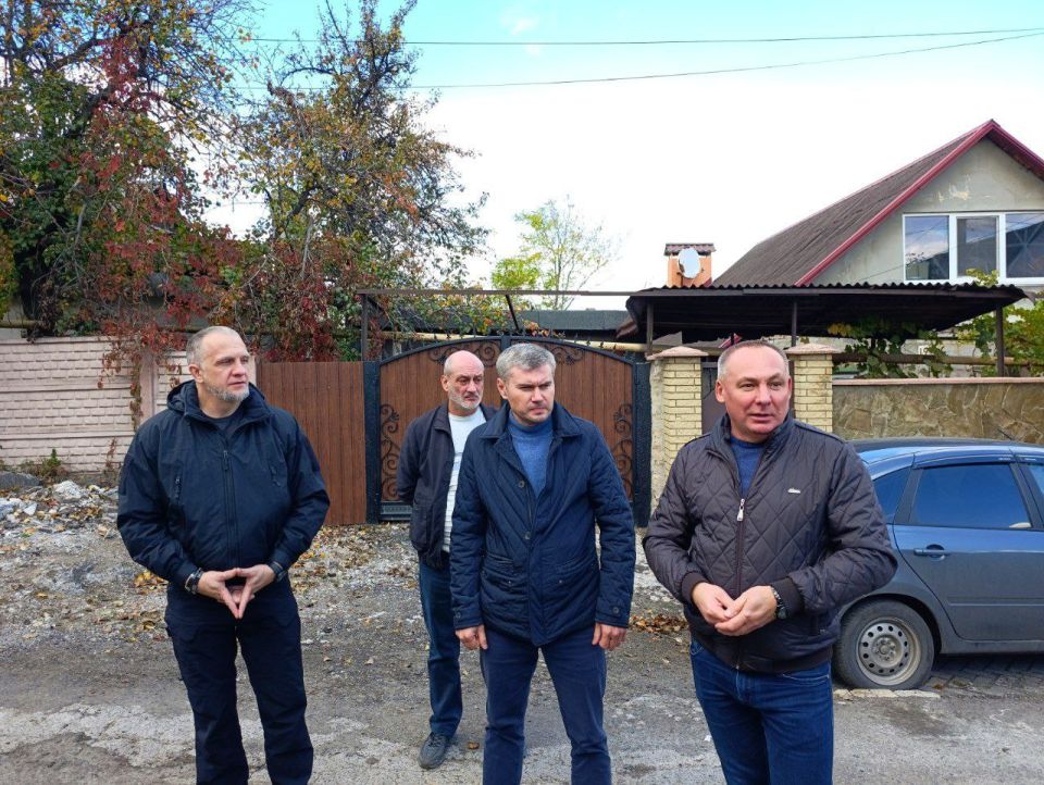 Председатель #Комитет_по_вопросам_агропромышленного_комплекса_земельных_отношений Юрий Леонов провел встречу с жителями улицы Автомобилистов в Буденновском районе Донецка