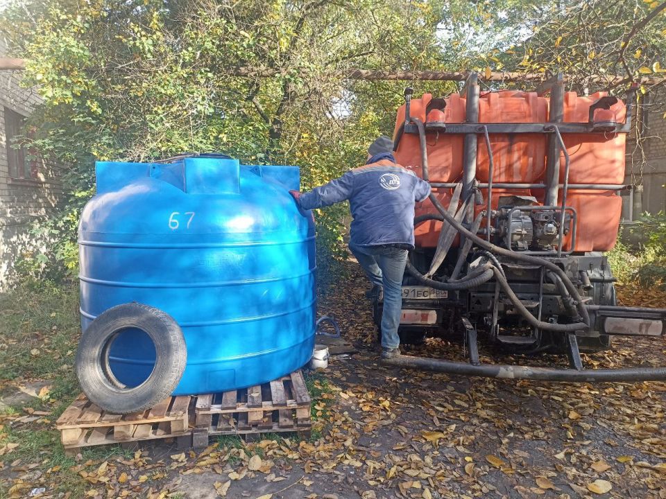 По поручению Главы Республики Дениса Пушилина, депутат Донецкого городского Совета ДНР Сергей Ткаченко выехал по адресу: ул. Бойченко, 3 с целью контроля за соблюдением графика подвоза технической воды