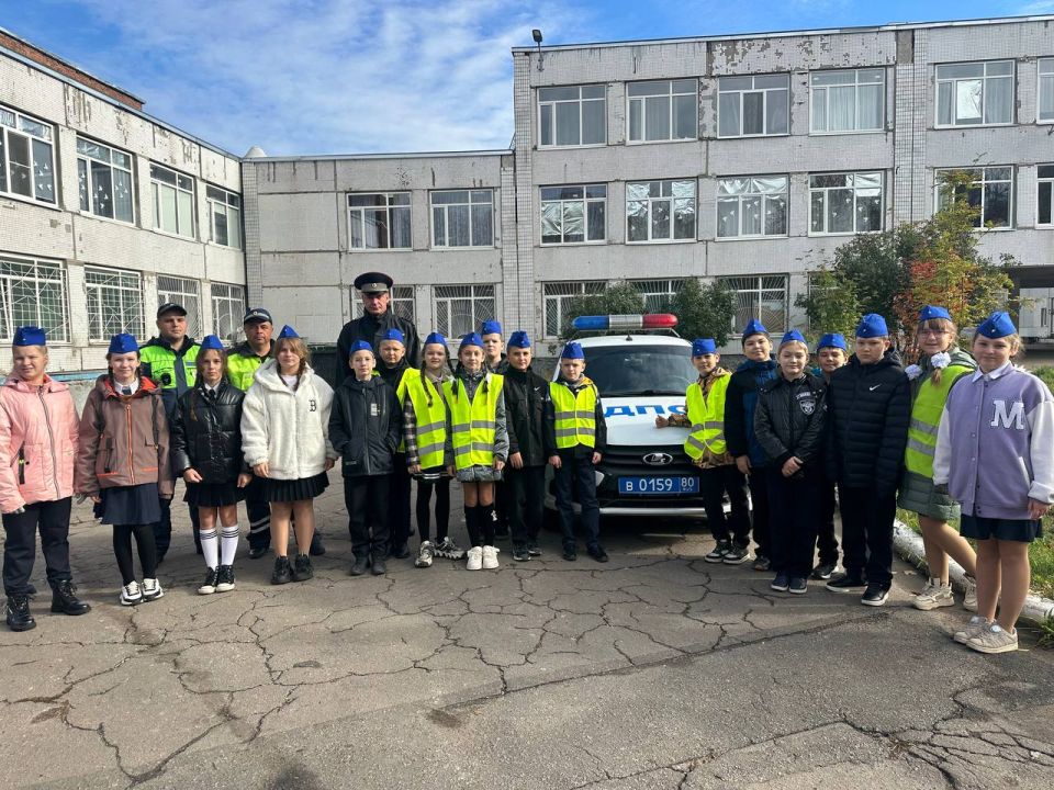 В преддверии осенних каникул сотрудники Госавтоинспекции проводят беседы со школьниками