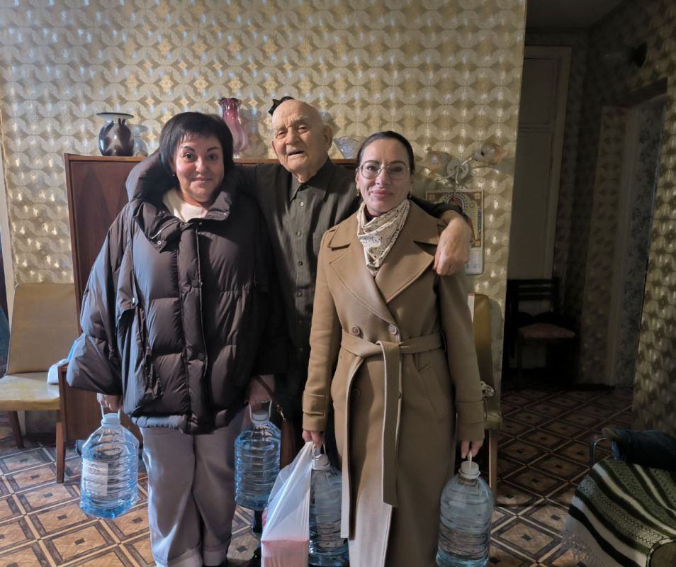 Руководитель Управы Ленинского внутригородского района Администрации городского округа Донецк Татьяна Темникова, управляющий делами Ольга Зайцева посетили участника ВОВ Смердова Сергея Ивановича и передали продуктовый набор...