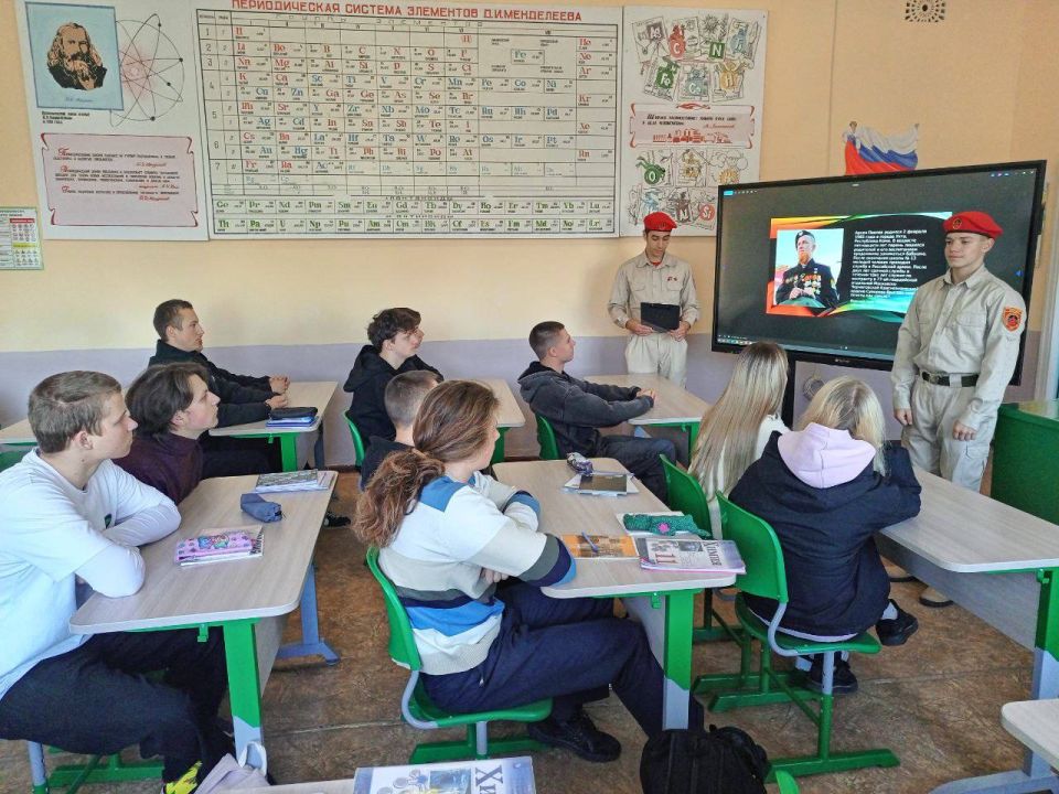 ЧАС ПАМЯТИ. Юнармейцы отряда ВПК «Пламя» штаба местного отделения городского округа Харцызска СШ № 4, ученики из 9-А класса Мокровуз Виктория, Уманец Алина, Воробьев Сергей и Матинян Михаил, провели для обучающихся 11 класса...