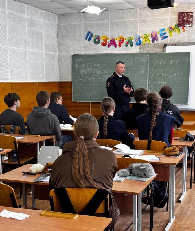 Сотрудники транспортной полиции Донецка рассказали школьникам о поступлении в ведомственный вуз
