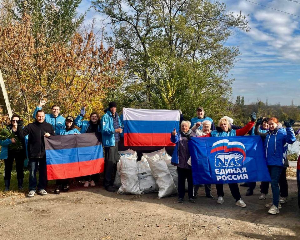 Михаил Меренков: 18 октября в Буденновском внутригородском районе прошел субботник в рамках реализации проекта «Городская среда» Партии «Единая Россия» и Всероссийской акции "Вода России"