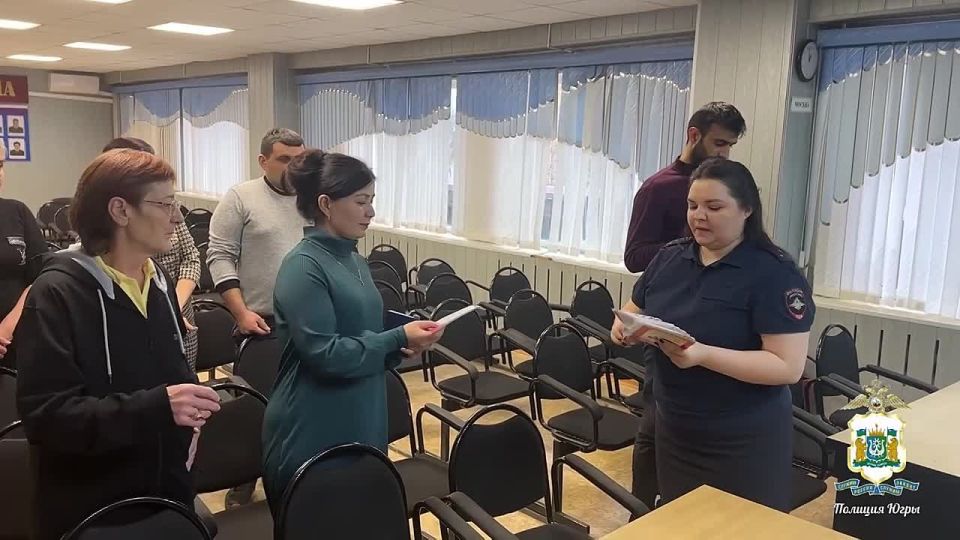 Семерым постоянно проживающим в Югре иностранцам полицейские Пыть-Яха вручили российские паспорта