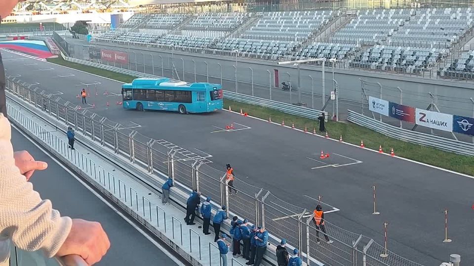 «Мы достойно выступили»: водители из ДНР показали мастерство вождения на межрегиональном конкурсе