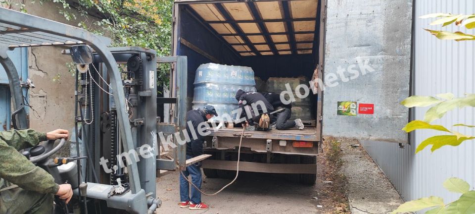 Алексей Кулемзин: При содействии администрации г.о. Донецк волонтеры Народного фронта доставили бутилированную воду в Городскую клиническую больницу №20 г. Донецка. Далее вода будет распределена в медучреждения Киевского...