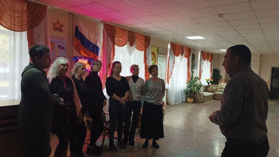 Сегодня, 20 октября 2025 года, по поручению Главы Республики Дениса Пушилина, заместитель руководителя Управы Роман Гладких провел встречу с трудовым коллективом ГБУ "Донецкий Дом-Интернат" по адресу : ул. Алексинская, 55А