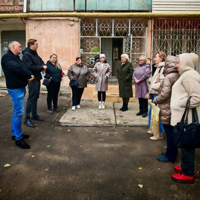 Михаил Меренков: Сегодня заместитель руководителя Управы Буденновского внутригородского района Олег Ефремов совместно с депутатом Донецкого городского совета Александром Герасименко провели встречу с жителями микрорайона...