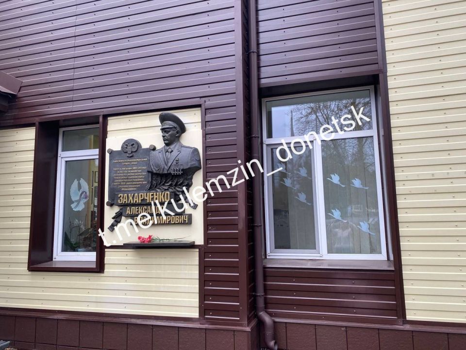 Алексей Кулемзин: В преддверии Международного дня белых журавлей образовательные учреждения Донецка украшают окна в память о тех, кто отдал жизнь за Родину, защищал мир и творил добро