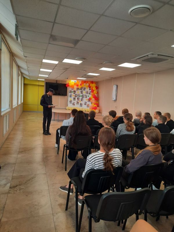 В Новоазовске полицейские агитируют старшеклассников поступать в высшие учебные заведения МВД России