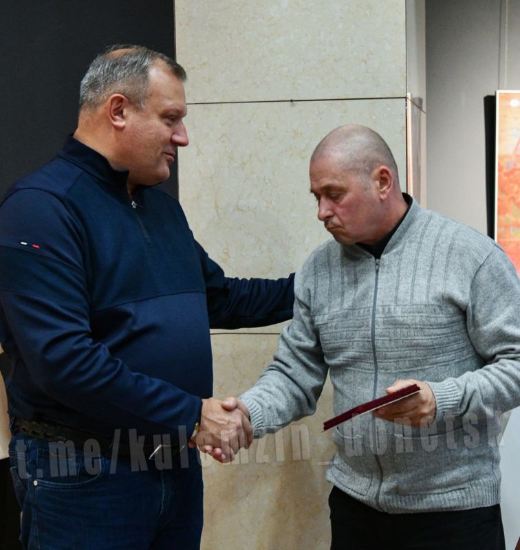 Алексей Кулемзин: По поручению Главы ДНР Дениса Пушилина вручил медаль «За Храбрость» IV степени Андрею Шапошникову