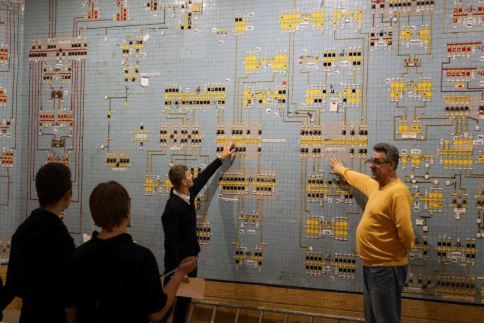 В «Донецкэнерго» филиале АО «Юго-Западная электросетевая компания» состоялась профориентационная экскурсия для школьников