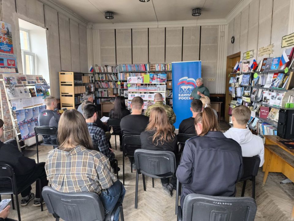 Наталья Бегуненко: В Петровском районе в «Библиотеке-филиале № 7» состоялось мероприятие приуроченное ко Дню флага Донецкой Народной Республики