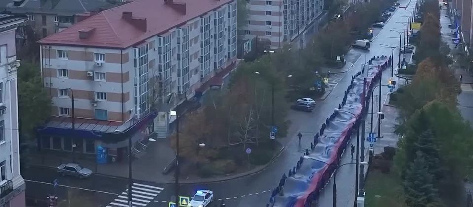 Роман Насонов: Молодежь Донецка развернула в центре города 200-метровый флаг ДНР ко Дню республиканского символа!