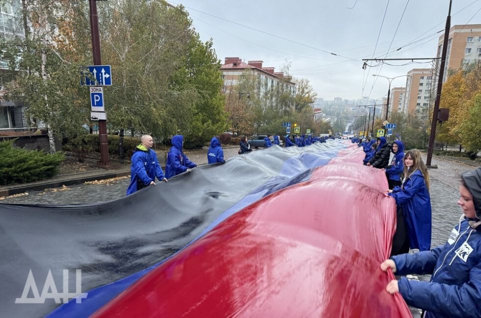В Донецке развернули 200-метровый триколор Республики в День флага ДНР