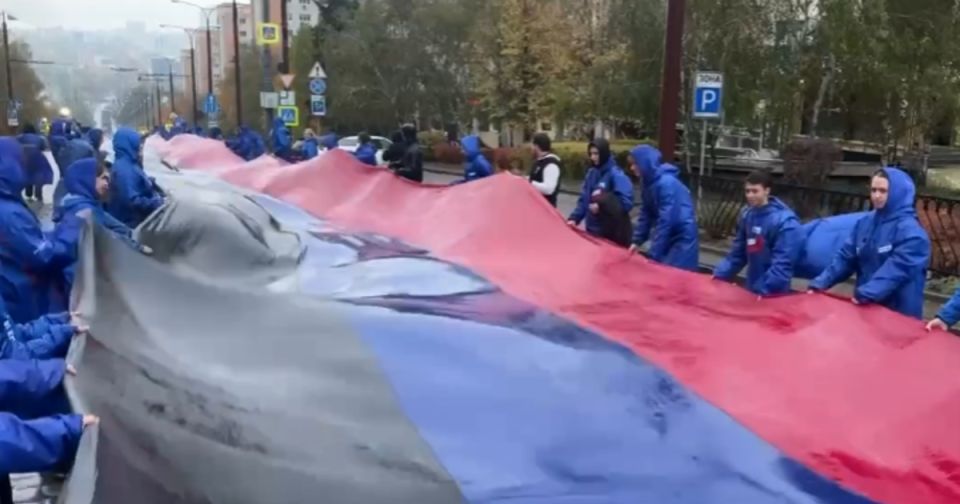 Флаг ДНР длиной 200 метров развернули в центре Донецка