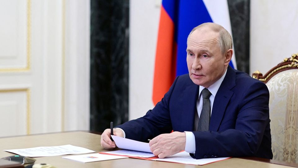 Владимиру Путину доложили о ситуации в зоне СВО: В ДНР окружены две большие группировки противника