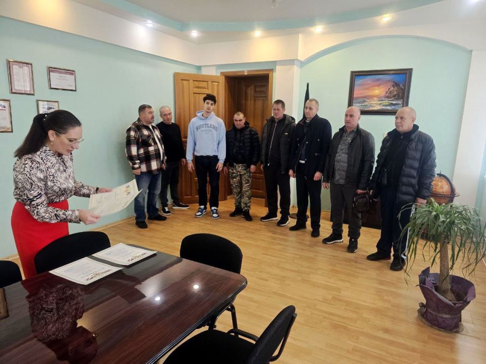 Вручение благодарностей в Управе Ленинского внутригородского района Администрации г. о. Донецк