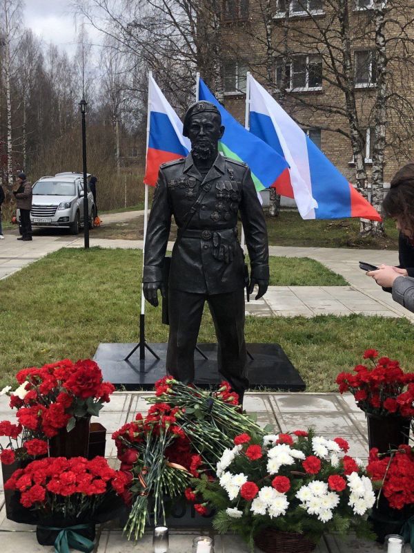 WarGonzo: В Ухте открыли памятник герою ДНР Арсену Павлову — Мотороле