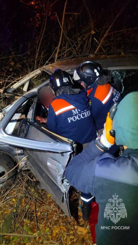 В Донецке сотрудники МЧС России спасли пострадавшего при ДТП