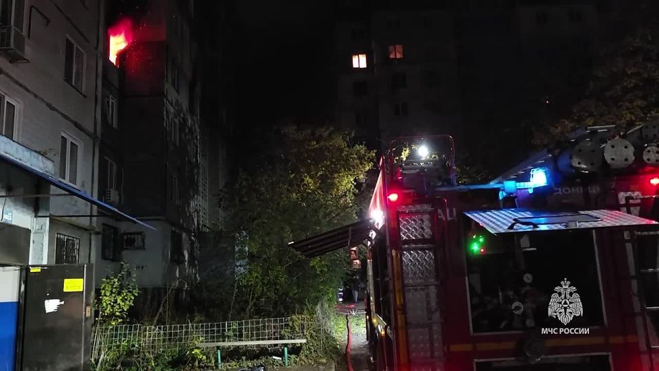 Сотрудники МЧС России ликвидировали пожар из-за атаки БПЛА в Донецке