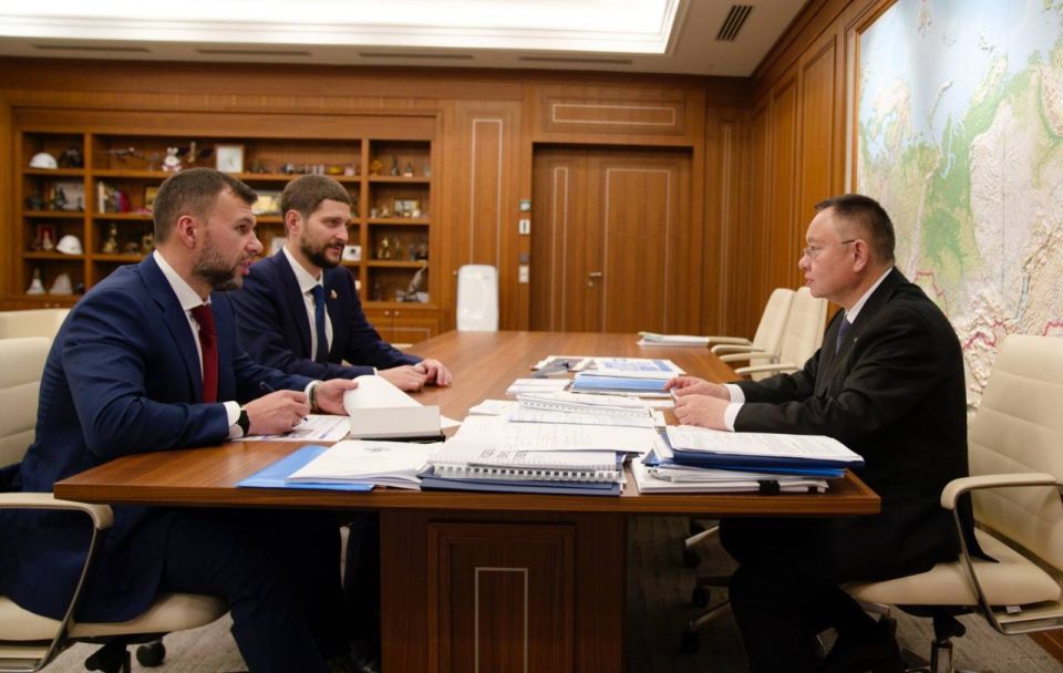 Глава Минстроя России Ирек Файзуллин провел рабочую встречу с Главой ДНР Денисом Пушилиным