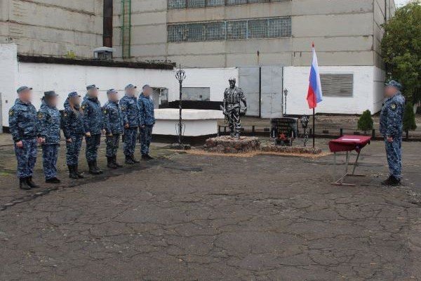 В ИК-3 молодые сотрудники приняли Присягу