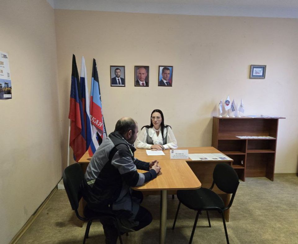 Приём граждан в общественной приёмной партии "Единая Россия"