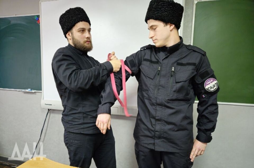 Казаки обучили донецких старшеклассников основам тактической медицины