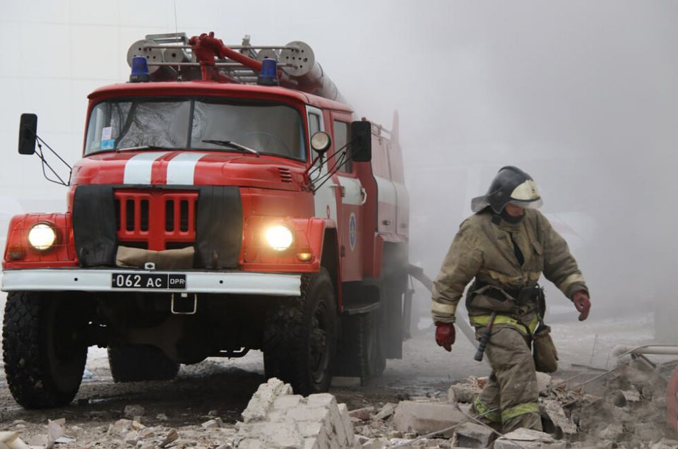 Спасатели помогли шести людям на пожарах в Донецке