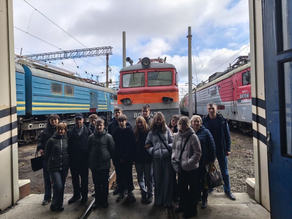 Александр Бондаренко: Для воспитанников Донецкой детской железной дороги провели экскурсию в локомотивном депо Ясиноватая Донецкого филиала ФГУП