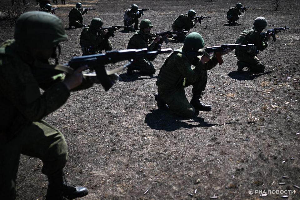 Кириенко и Пушилин наградили бойцов на Красноармейском направлении