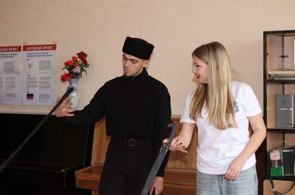 Донецкие казаки провели для молодежи ДНР мастер-класс по владению шашкой