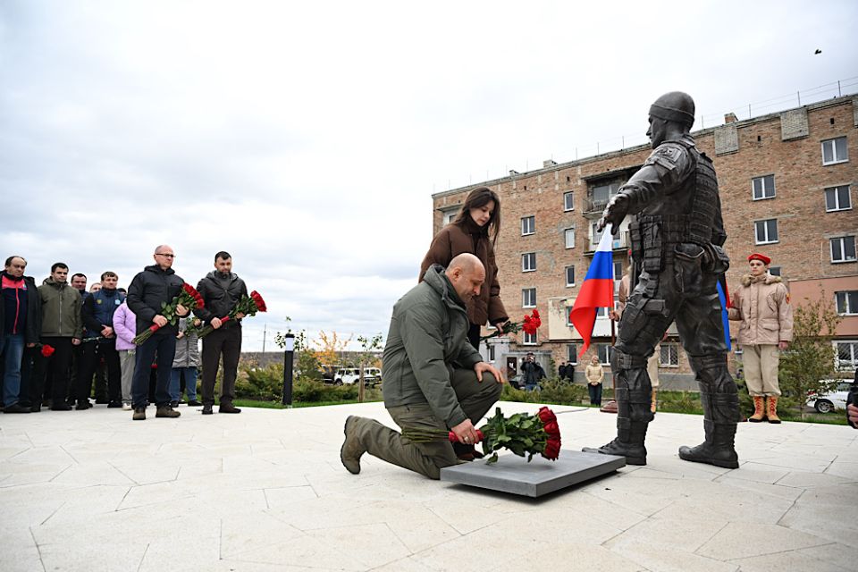 Сергей Кириенко, Денис Пушилин и Артем Жога приняли участие в открытии памятника Владимиру Жоге в Волновахе
