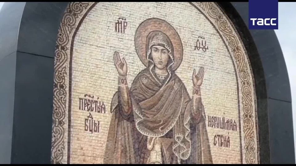 Военно-мемориальный комплекс в Донецке построили по поручению президента РФ, сообщил первый заместитель руководителя Администрации президента России Сергей Кириенко