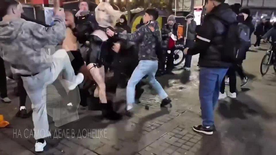 Ооо, райский западный сад. В Британии Мелкобритании трансгендеры* подрались с мигрантами… * — движение ЛГБТ запрещено в РФ и признано экстремистским ПОДПИСАТЬСЯ