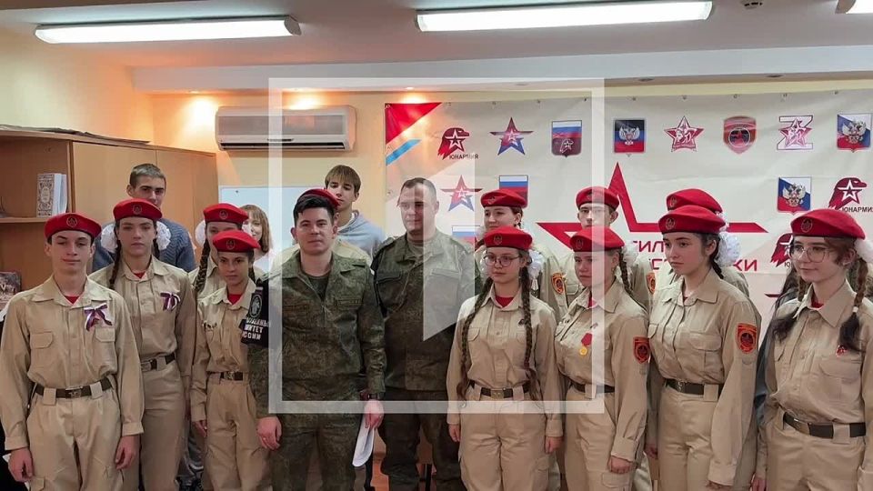 В Донецке юнармейцы встретились с офицерами военного следственного управления СК РФ в преддверии Дня народного единства!